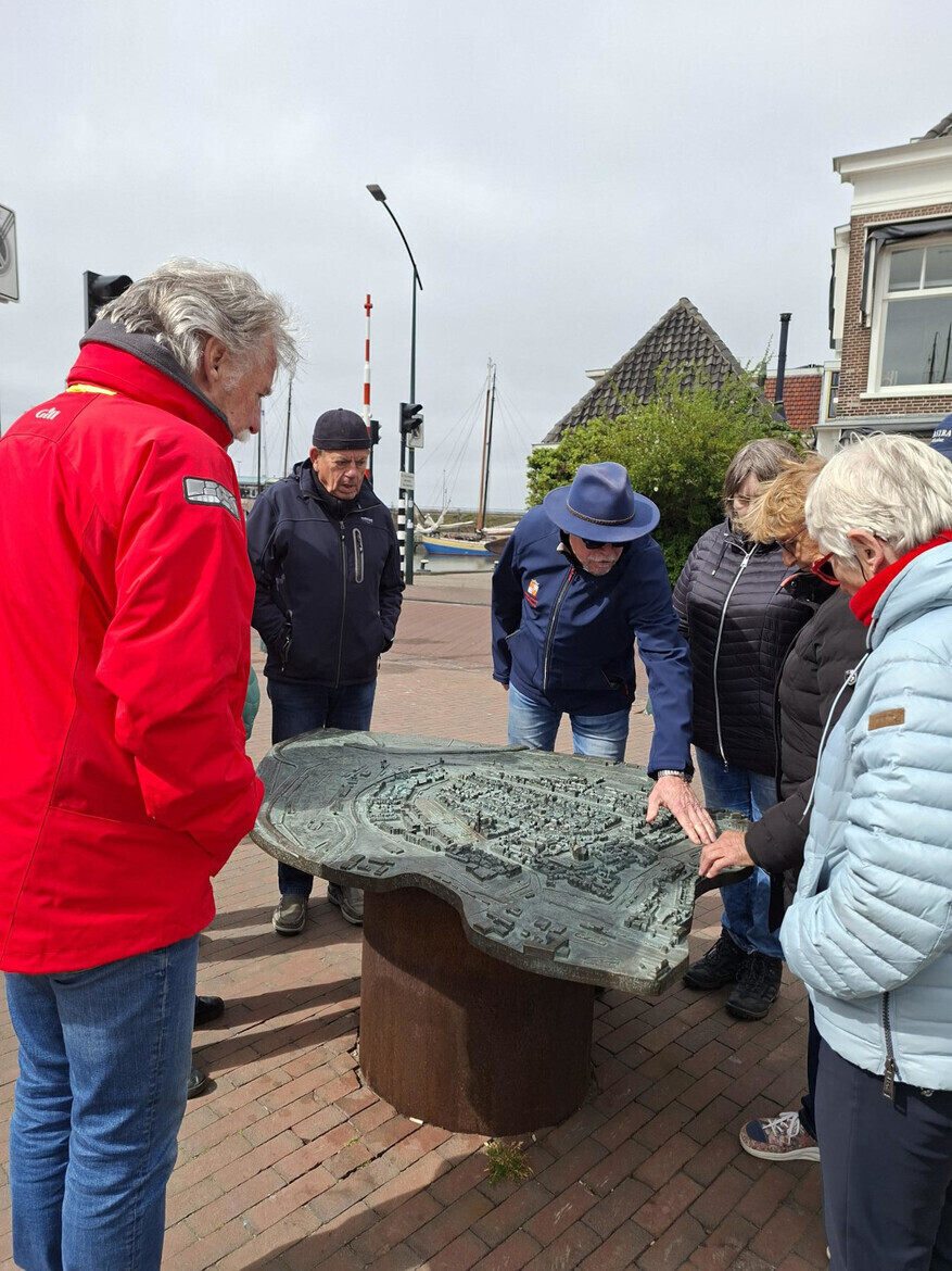 p84-harlingen-stadswandeling-bij-maquette